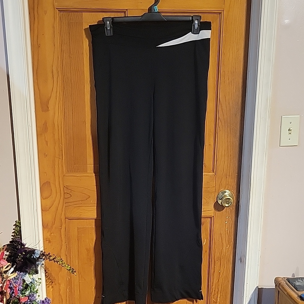 Women's Nordictrack active wear.Color is black and white Size medium.
